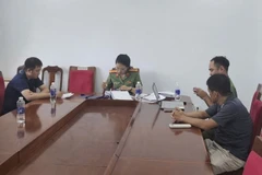 Hai đối tượng tại cơ quan công an. (Ảnh: Công an cung cấp)