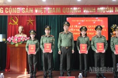 Thượng tá Hoàng Minh Thắng, Trưởng Công an cửa khẩu Cảng hàng không Quốc tế Đà Nẵng trao quyết định cho các đồng chí được phong cấp bậc hàm. (Ảnh: ANH ĐÀO)