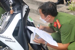 Công an thành phố Đà Nẵng kiểm tra các thông số kỹ thuật của xe trước khi cấp biển số cho người dân. (Ảnh: VN)