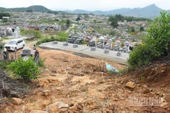 Nghĩa trang lớn nhất thành phố Đà Nẵng trước nguy cơ sạt lở nghiêm trọng. (Ảnh: ANH ĐÀO)