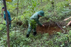 Vết nứt kéo dài vừa được lực lượng chức năng xã La Dêê phát hiện. (Ảnh: Địa phương cung cấp)