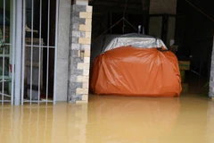 Chiếc Mitsubishi Xforce của anh Cường tự nổi trên nước, khi lũ ngập hơn 1m, trưa 30/10. (Ảnh: Văn Đông)