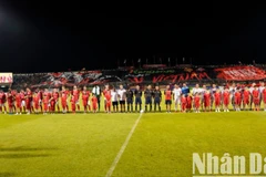 Trận đấu giao hữu giữa huyền thoại M.U như Ryan Giggs, Paul Scholes, Michael Owen...và các ngôi sao Việt Nam diễn ra trên sân vận động Hòa Xuân Đà Nẵng ngày 28/6/2025. (Ảnh: ANH ĐÀO)