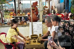 Du khách trải nghiệm làm gốm tại Làng gốm Thanh Hà. (Ảnh: ANH ĐÀO)