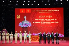 Thành phố Đà Nẵng trao tặng bức trướng chúc mừng Công an thành phố Đà Nẵng nhân lễ kỷ niệm 80 năm Ngày truyền thống Công an nhân dân Việt Nam (19/8/1945-19/8/2025). (Ảnh: ANH ĐÀO)