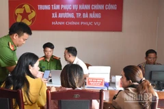 Công an xã A Vương, thành phố Đà Nẵng hỗ trợ người dân làm thủ tục hành chính tại Trung tâm phục vụ hành chính công xã A Vương. (Ảnh: ANH ĐÀO)