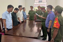 Cơ quan Cảnh sát điều tra (Phòng Cảnh sát kinh tế), Công an thành phố Đà Nẵng tống đạt các Quyết định khởi tố bị can đối với 4 bị can. (Ảnh: Công an cung cấp)