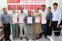 Ủy ban nhân dân phường Liên Chiểu, thành phố Đà Nẵng cấp 14 sổ hồng cho người dân sau 1 tháng vận hành chính quyền địa phương 2 cấp. (Ảnh: AD)