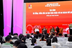 Các đại biểu khách mời chia sẻ về sản phẩm du lịch mới phục vụ thị trường khách HồI giáo. (Ảnh: ANH ĐÀO)