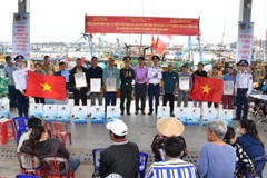 Tại chương trình, Phòng Pháp luật (Bộ Tư lệnh Vùng Cảnh sát biển 2) trao tặng quà cho ngư dân Quảng Ngãi.