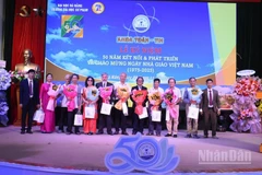 Đại diện Khoa Toán-Tin tặng hoa tri ân đến các thế hệ lãnh đạo, thầy cô có nhiều đóng góp, cống hiến vì sự phát triển của Khoa trong thời gian qua. (Ảnh: ANH ĐÀO)