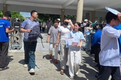 Thí sinh hoàn thành môn thi cuối cùng của Chương trình 2018, tại điểm thi Trường trung học phổ thông Phan Châu Trinh. (Ảnh: ANH ĐÀO)