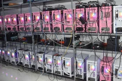 Hệ thống máy móc tại phòng điều khiển trung tâm của các đối tượng sử dụng để vận hành cho thuê tài khoản. (Ảnh: Công an cung cấp)