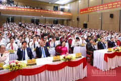 Các đại biểu biểu quyết thông qua chương trình đại hội. (Ảnh: ANH ĐÀO)