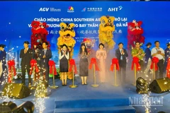 Các đại biểu thực hiện nghi thức mở đường bay Thâm Quyến (Trung Quốc)-Đà Nẵng(Việt Nam). (Ảnh: ANH ĐÀO)