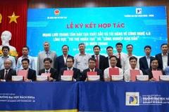 Lễ ký kết hợp tác Mạng lưới Trung tâm đào tạo xuất sắc và tài năng về công nghệ 4.0 lĩnh vực trí tuệ nhân tạo và công nghiệp bán dẫn tại miền trung.