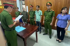 Cơ quan cảnh sát điều tra tống đạt các quyết định khởi tố vụ án đối với Phan Hoàng Phúc. (Ảnh: Công an cung cấp)