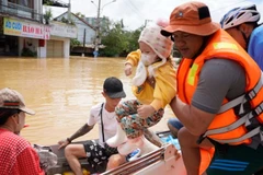 Trong bão lũ ngày 30/10, nhiều nhóm tình nguyện viên đã trực tiếp vào các vùng ngập sâu, cứu dân tại khu vực Cẩm Kim, phường Hội An, thành phố Đà Nẵng.
