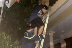 Lực lượng chữa cháy và cứu nạn cứu hộ sử dụng thang máy trực tiếp hướng dẫn người dân bình tĩnh thoát khỏi vụ cháy. (Ảnh: HL)