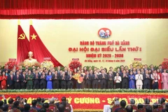 Ủy viên Bộ Chính trị, Thường trực Ban Bí thư Trung ương Đảng Trần Cẩm Tú tặng hoa chúc mừng Ban Chấp hành Đảng bộ thành phố Đà Nẵng nhiệm kỳ 2025-20230. (Ảnh: ANH ĐÀO)