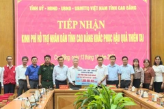 Chủ tịch Hội đồng nhân dân thành phố Đà Nẵng Nguyễn Đức Dũng trao tiền hỗ trợ tỉnh Cao Bằng. (Ảnh: Đoàn công tác cung cấp)