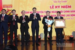 Bí thư Thành ủy Đà Nẵng Lê Ngọc Quang trao Huân chương Lao động hạng Ba cho Ban Nội chính Thành ủy Đà Nẵng. (Ảnh: ANH ĐÀO)