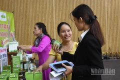 Khu vực trưng bày, giới thiệu các sản phẩm nông nghiệp sạch đạt chuẩn OCOP 4, 5 sao của Đà Nẵng. (Ảnh: ANH ĐÀO)