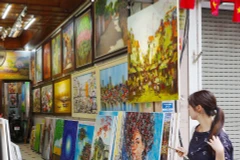 Tranh sao chép phong cách, nội dung sáng tác của nhiều họa sĩ tên tuổi trong và ngoài nước được bày bán công khai trên một số tuyến phố Hà Nội. (Ảnh Minh Lê) 