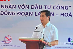 Thứ trưởng Xây dựng Nguyễn Tường Văn phát biểu tại buổi lễ. (Ảnh: ĐÌNH TĂNG)