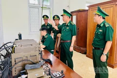 Đồng chí Trần Tiến Hiền kiểm tra hệ thống thông tin liên lạc biển tại Đồn Biên phòng Phú Lộc. (Ảnh: ĐÌNH TĂNG)