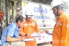 Đẩy mạnh tuyên truyền, hướng dẫn khách hàng cài đặt sử dụng các kênh thông báo chính thức của ngành điện để nắm bắt thông tin an toàn sử dụng điện. (Ảnh: ĐÌNH TĂNG)