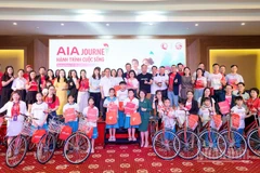 AIA Việt Nam trao tặng hơn 140 chiếc xe đạp và nhiều phần quà với tổng trị giá khoảng 360 triệu đồng cho các học sinh có hoàn cảnh khó khăn trên địa bàn tỉnh Quảng Nam. (Ảnh: ĐÌNH TĂNG)