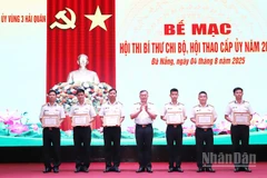 Thủ trưởng Bộ Tư lệnh Vùng 3 tặng bằng khen cho các tập thể, cá nhân đạt giải cao trong hội thi, hội thao. (Ảnh: ĐÌNH TĂNG)