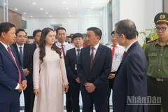 Đồng chí Trần Cẩm Tú đã đến kiểm tra công tác triển khai mô hình chính quyền địa phương 2 cấp tại phường Hải Châu. (Ảnh: Nhóm PV)