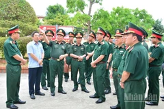 Thượng tướng Hoàng Xuân Chiến, Ủy viên Trung ương Đảng, Ủy viên Thường vụ Quân ủy Trung ương, Thứ trưởng Quốc phòng thăm, kiểm tra tại Ban Chỉ huy Quân sự thị xã Điện Bàn và Thị ủy Điện Bàn. (Ảnh: ĐÌNH TĂNG)