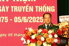 Thiếu tướng Cao Phi Hùng, Ủy viên Ban Thường vụ Đảng ủy, Phó Tư lệnh Quân khu 5 phát biểu chỉ đạo tại buổi lễ. (Ảnh: ĐÌNH TĂNG).
