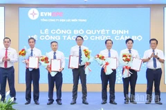 Lãnh đạo 6 Công ty điện lực mới được thành lập trên cơ sở sáp nhập các đơn vị hành chính nhận Quyết định do lãnh đạo EVNCPC trao tại buổi lễ. (Ảnh: ĐÌNH TĂNG)