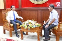 Phóng viên Báo Nhân Dân trao đổi với Chủ tịch Ủy ban nhân dân tỉnh Vĩnh Long Lữ Quang Ngời sáng ngày 29/7. 