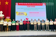 Tuyên dương những người hiến máu tình nguyện. 