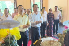 Bí thư Tỉnh ủy Vĩnh Long Trần Tiến Dũng và Chủ tịch Ủy ban nhân dân tỉnh Vĩnh Long Lữ Quang Ngời dâng hương kỷ niệm 17 năm ngày mất Thủ tướng Chính phủ Võ Văn Kiệt.