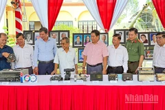 Đại biểu tham quan gian trưng bày dụng cụ tác nghiệp phát thành và truyền hình ngày xưa. 