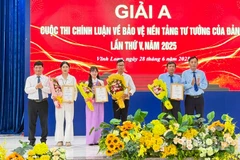 Ban tổ chức trao giải A cho các thí sinh. 
