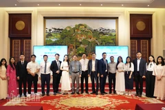 Ban Chấp hành Hội lưu học sinh Việt Nam tại Bắc Kinh nhiệm kỳ 2025-2027 chụp ảnh lưu niệm với đại diện lãnh đạo Đại sứ quán.