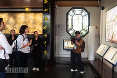 Du khách tìm hiểu giai thoại "Tri âm cao sơn lưu thủy" Bá Nha-Tử Kỳ.