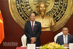 Phó Chủ tịch Quốc hội Trần Quang Phương phát biểu tại buổi gặp gỡ cộng đồng người Việt Nam tại Trung Quốc.