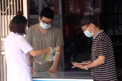 Cán bộ y tế tích cực tuyên truyền cho người dân biện pháp phòng dịch bệnh sau bão. (Ảnh: Thúy Quỳnh)
