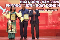 Nhà văn Nguyễn Xuân Tuấn (đứng giữa) và nhà văn Bành Thanh Bần (ngoài cùng bên trái) được trao giải thưởng Cống hiến sau nhiều đóng góp cho sự phát triển của văn học Thủ đô.