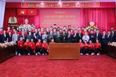 Các đồng chí lãnh đạo Bộ Công an và lãnh đạo Bộ Văn hóa, Thể thao và Du lịch chụp ảnh lưu niệm với các huấn luyện viên, vận động viên của Thể thao Công an nhân dân.