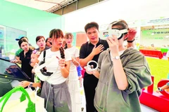 Các bạn đoàn viên thanh niên hướng dẫn mọi người tìm hiểu, trải nghiệm văn hóa Hà Nội trong không gian ảo.
