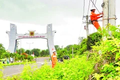 Cán bộ, nhân viên Công ty Điện lực Đức Cơ, tỉnh Gia Lai tiến hành kiểm tra, bảo đảm an toàn lưới điện tại khu vực cửa khẩu quốc tế Lệ Thanh.